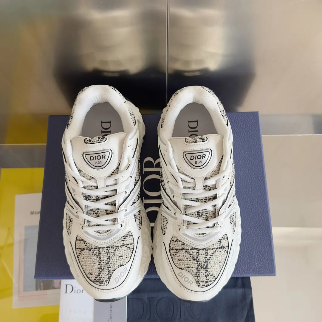 【DIOR】P:800💰 Men's 39-44. (Male 45.46 custom-made) Dior kawa Dior joint 2025ss casual sports shoes‼ ️ Reinterpret running shoes with dior’s haute couture style. b35 is made of fine-textured leather and mesh fabric materials. It can be worn in all seasons, is comfortable and breathable, and has many lines on the shoe body to outline details. It has a full retro three-dimensional feel and can create a casual look all year round!